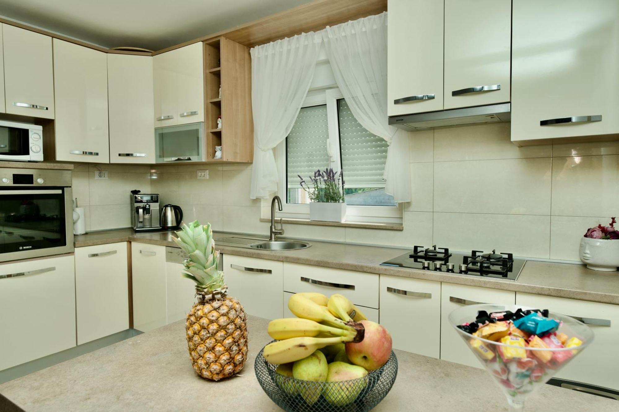 Apartment Lana Bristivica Buitenkant foto