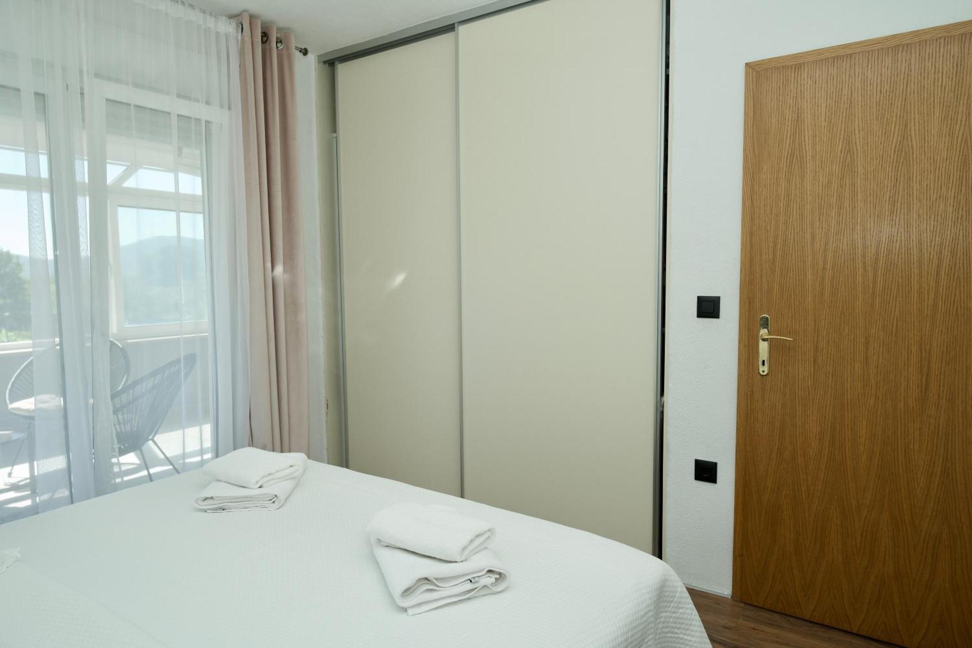 Apartment Lana Bristivica Buitenkant foto